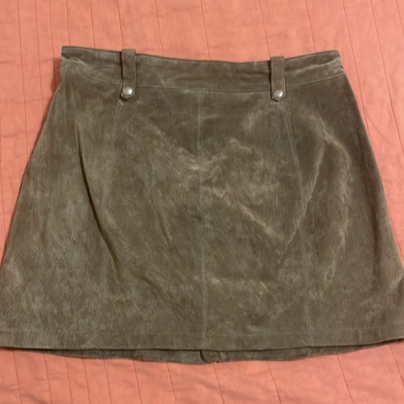 BLANKNYC | Suede Moto Mini Skirt | Olive Green/Gray Color | Size 31 - Picture 2 of 4